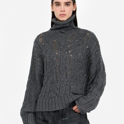 Camisola cinzenta de malha com gola alta e aplicações brilhantes