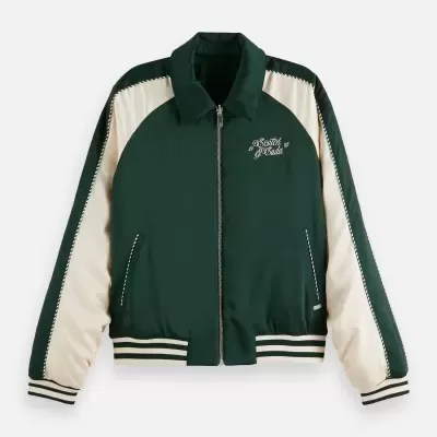 Casaco verde escuro com mangas creme e texto bordado