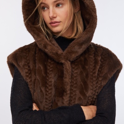 Capa de pêlo castanho com capuz, padrão trançado e suéter preto abaixo