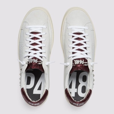 Sapatilhas brancas com detalhes em bordo brilhante e texto P448