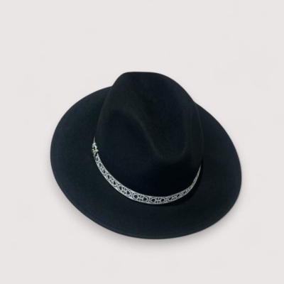 Chapéu preto de feltro com faixa prateada