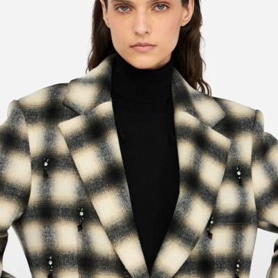 Casaco xadrez creme e preto com pedras aplicadas e camisola preta de gola alta