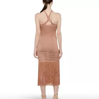 Vestido feminino rosa dourado com franjas e alças cruzadas visto por trás