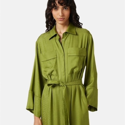 Vestido longo verde com padrão em relevo, gola e cinto, com bolsos frontais.