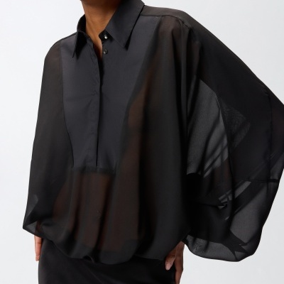 Blusa preta semitransparente de manga larga com gola de camisa