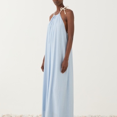 Vestido comprido azul claro com alças de corda ao pescoço