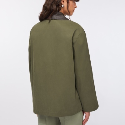 Casaco feminino verde-oliva com gola castanho-escuro visto de costas.