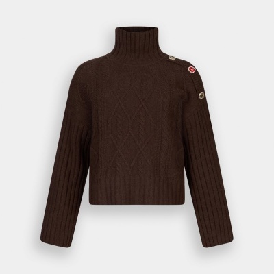 Camisola de malha castanha escura com gola alta e botões no ombro direito