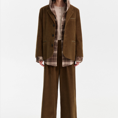 Conjunto de blazer e calças de veludo castanho com camisa xadrez e boné castanho