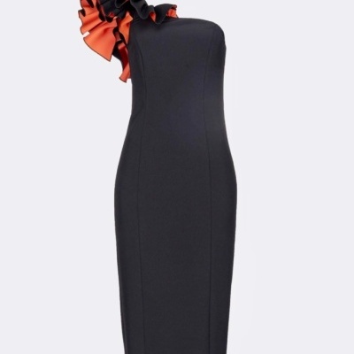 Vestido midi preto com folho preto e laranja no ombro único