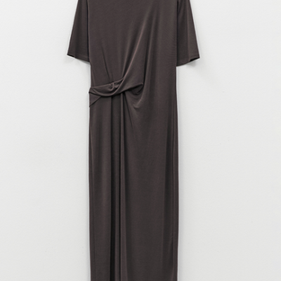 Vestido comprido cinza escuro com detalhe franzido pendurado na parede