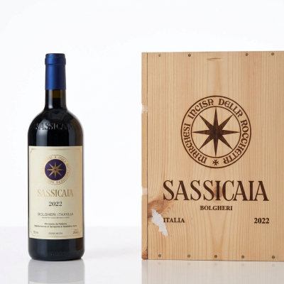 Vinho tinto Sassicaia 2022 com rótulo creme e embalagem de madeira