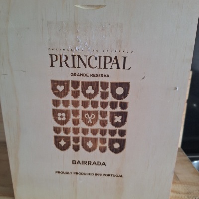 Caixa de madeira clara com gravação a laser de texto e símbolos