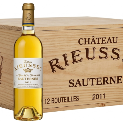 Garrafa de vinho branco Château Rieussec 2011 junto a caixa de madeira