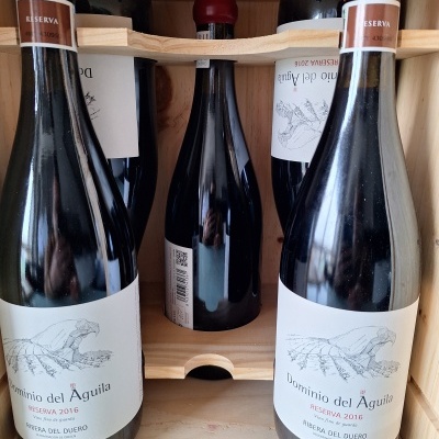 Garrafa de vinho Dominio del Aguila reserva 2016 em caixa de madeira