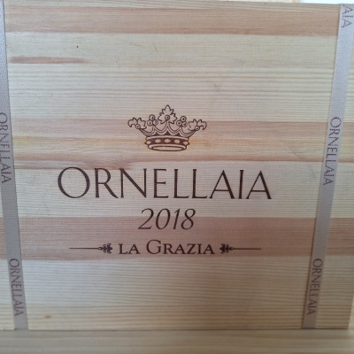 Caixa de madeira clara Ornellaia 2018 La Grazia com gravação e fitas cinzentas