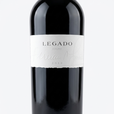 Garrafa de vinho tinto com rótulo branco e texto LEGADO DOURO 2013