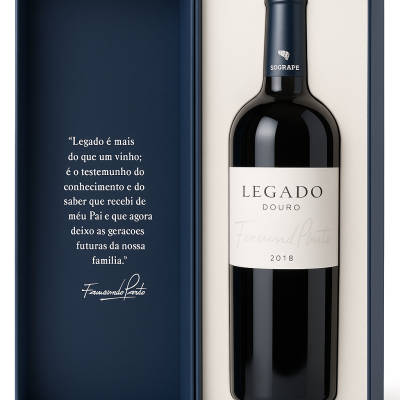 Garrafa de vinho LEGADO DOURO 2018 numa caixa azul com texto em português no interior