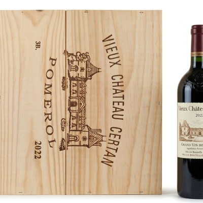 Garrafa de vinho tinto Vieux Château Certan com caixa de madeira gravada