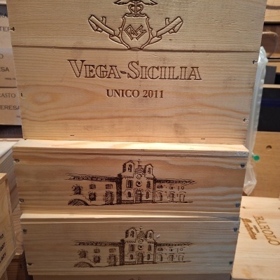 Caixas de madeira gravadas com texto e imagens empilhadas