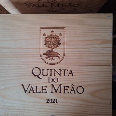 Caixa de madeira com gravação de brasão e texto Quinta do Vale Meão 2021