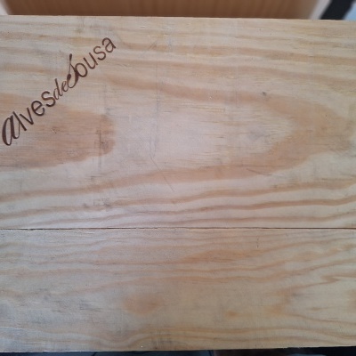 Caixa de madeira clara com gravação 'Alvesdebusca'