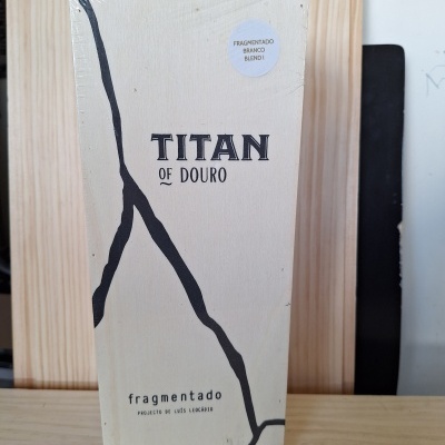 Embalagem branca com riscas pretas e texto Titan of Douro