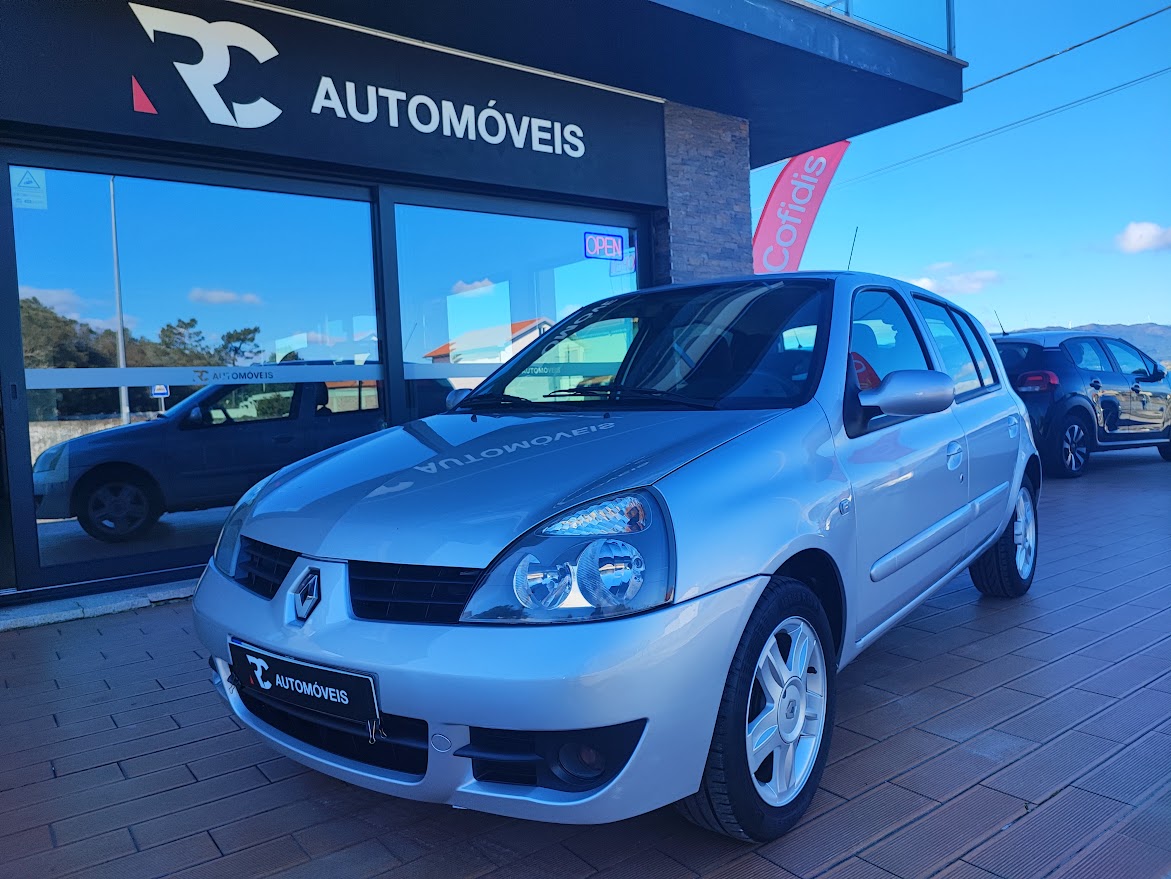 RENAULT CLIO STORIA 1.2 Carro Renault prata junto a loja RC AUTOMÓVEIS com sinal OPEN