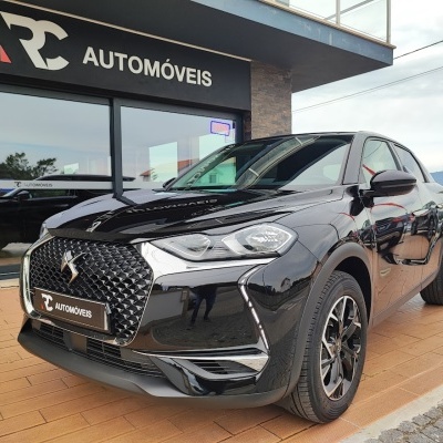 Carro DS 3 Crossback preto dianteira com grelha e faróis modernos