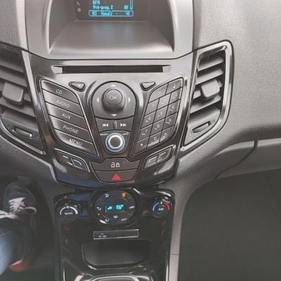 Painel central do tablier de carro com sistema multimédia, botões e comandos de ar condicionado