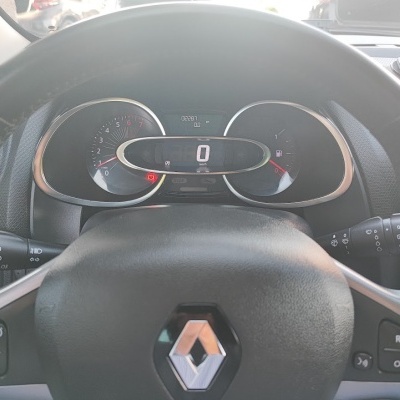 Painel de instrumentos e volante de carro Renault em couro preto