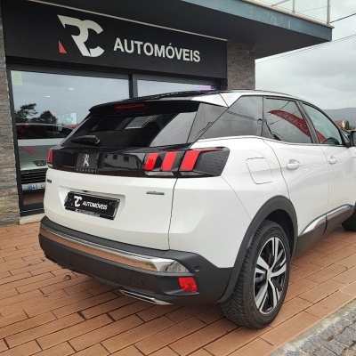 Peugeot 3008 branco com tejadilho preto junto a loja RC AUTOMÓVEIS