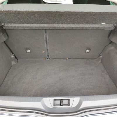 Mala de carro cinza vazia com banco traseiro