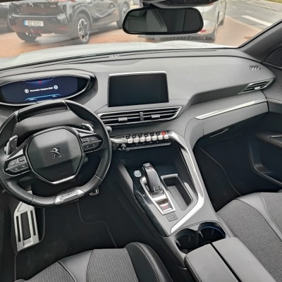 Interior moderno e tecnológico de automóvel Peugeot com volante e painel digital