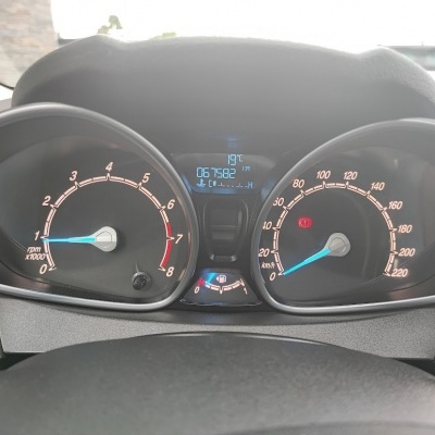 Painel do tablier de um carro com conta-rotações e velocímetro, informação digital e símbolos de alerta