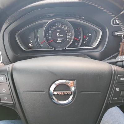 Volante preto de carro Volvo com painel de instrumentos digital