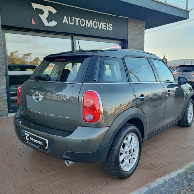 MINI Countryman cinzento estacionado em frente a loja RC AUTOMÓVEIS