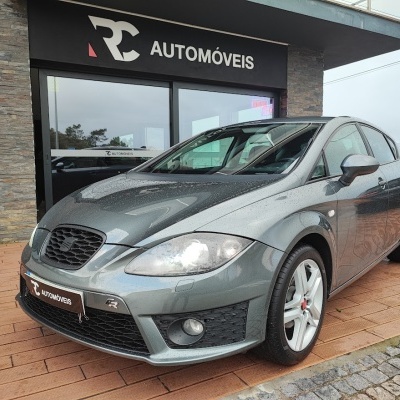 Carro cinzento metálico em frente a loja RC AUTOMÓVEIS