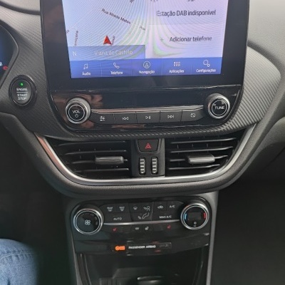 Painel de controlo do carro com ecrã táctil e caixa de velocidades manual