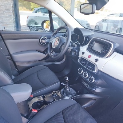 Interior carro Fiat 500 com bancos pretos e cinza, volante e painel branco com logótipo 500