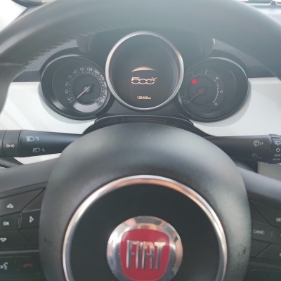 Painel de instrumentos Fiat 500X com velocímetro, conta-rotações e comandos no volante.