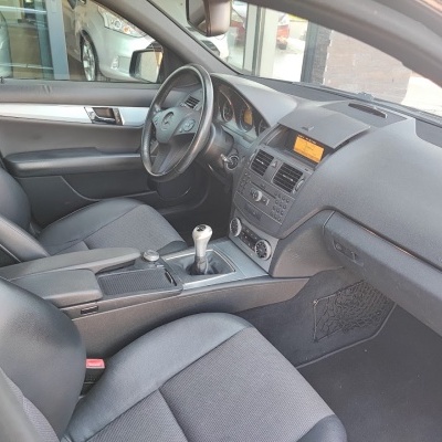 Interior de carro preto com volante Mercedes-Benz e caixa de velocidades manual