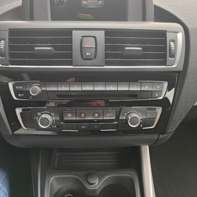 Painel central de carro com ecrã a cores e botões de controlo