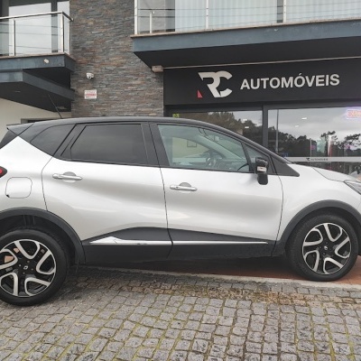 Automóvel SUV prateado com detalhes em preto estacionado em frente a loja RC AUTOMÓVEIS