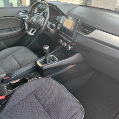 Interior de carro Renault com volante de couro e estofos de tecido cinza