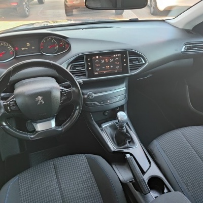 Interior de carro Peugeot preto com volante em couro e painel digital