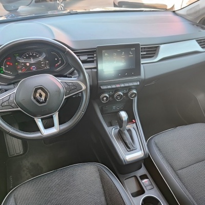 Interior de carro Renault com volante de couro e ecran táctil