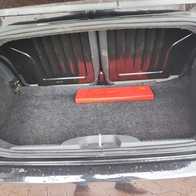 Mala de carro com forro cinza e estojo retangular laranja