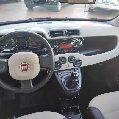 Interior de automóvel Fiat com volante e painel de controlo
