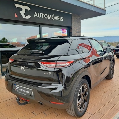 Carro DS 3 preto em exposição em frente a loja RC Automóveis.